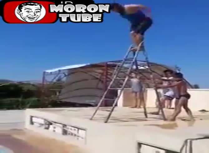 Video :When R&eacute;gis wishes to see how strong his bones are